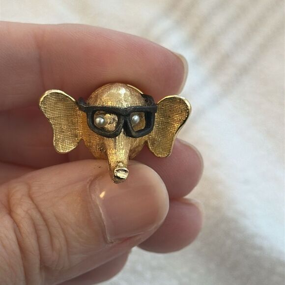 Vintage Gold Tone Elephant Lapel Pin Brooch with Black Glasses - Picture 4 of 4